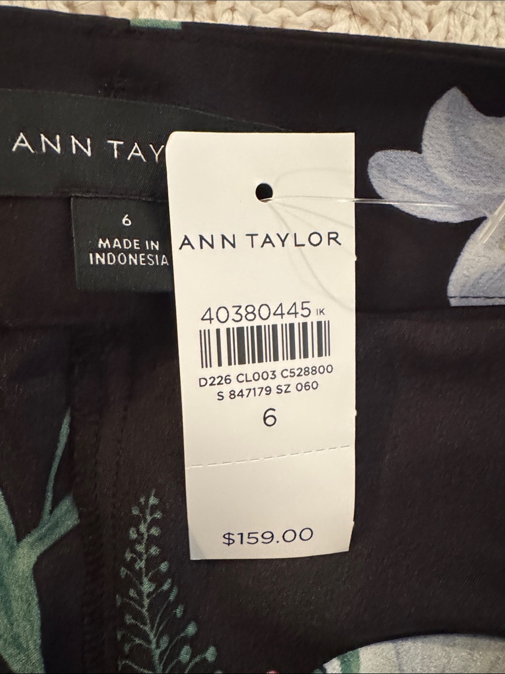 Ann Taylor The Floral Pleated Wide-Leg Pant in Satin 847179 - Picture 5 of 12